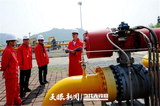 貴陽市氣象局利用“互聯(lián)網(wǎng)+監(jiān)管”貴陽防雷云平臺對易燃易爆場所開展執(zhí)法檢查及服務